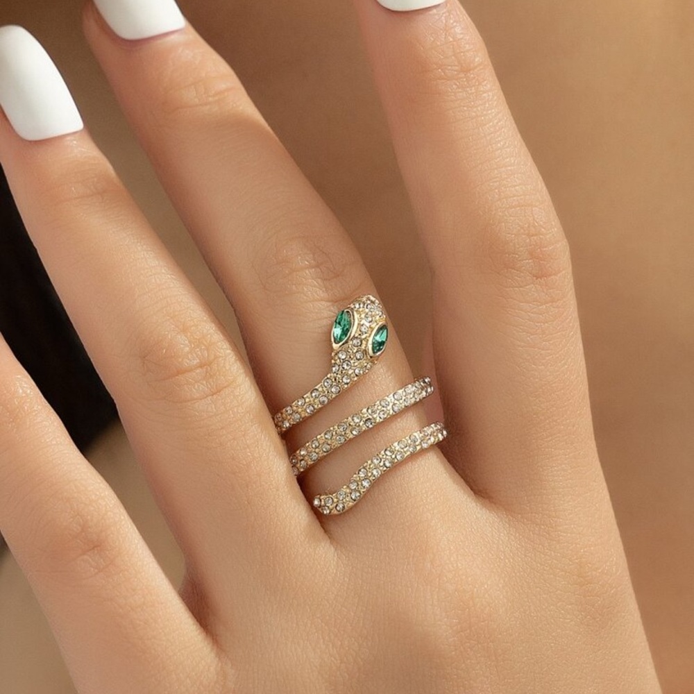 1 Piece : Elegant Gold Snake Ring with Green Accents